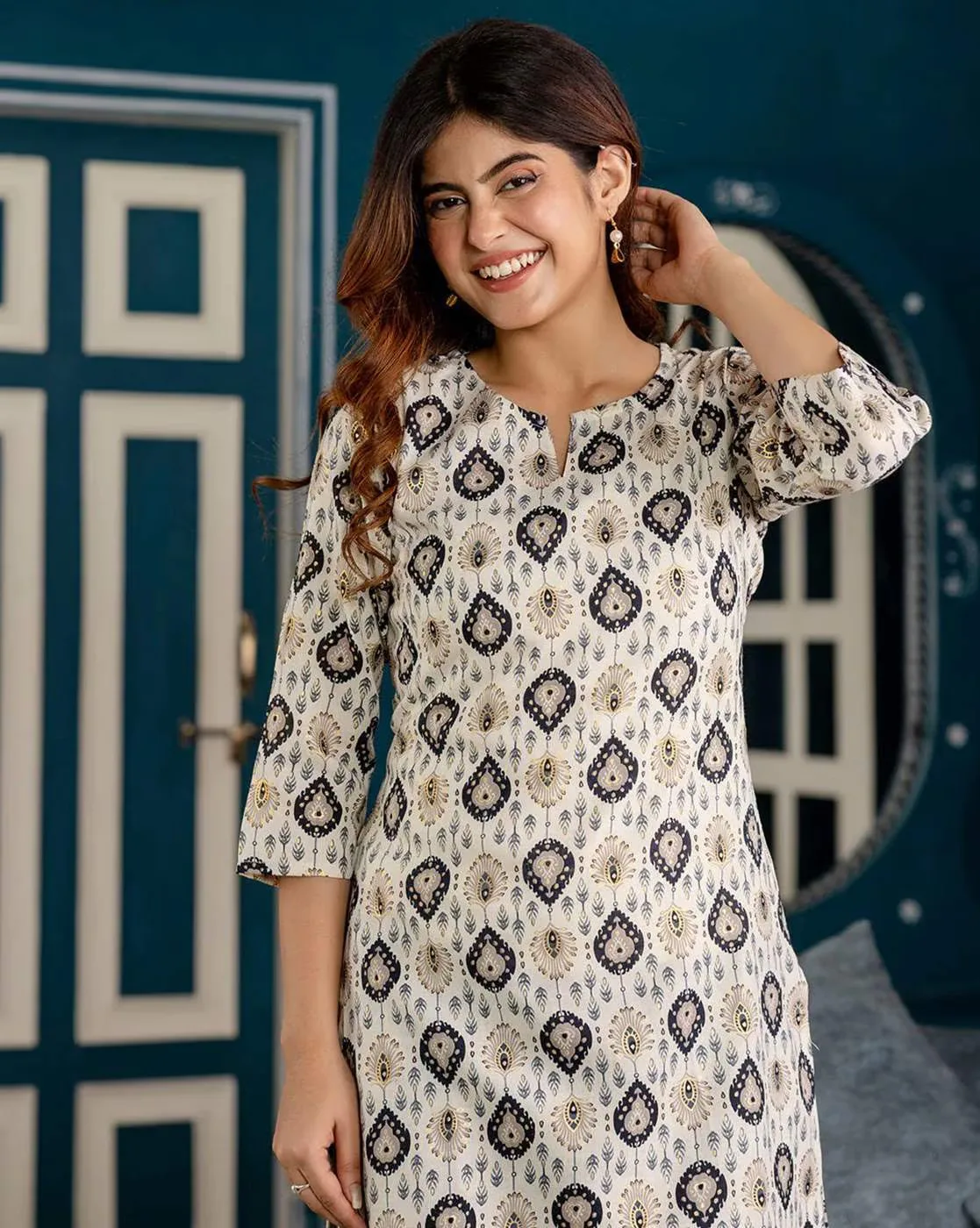 1117Wx1400H-701280941-offwhite-MODEL5.webp Women Printed Straight Kurta & Pants Set - Image 1